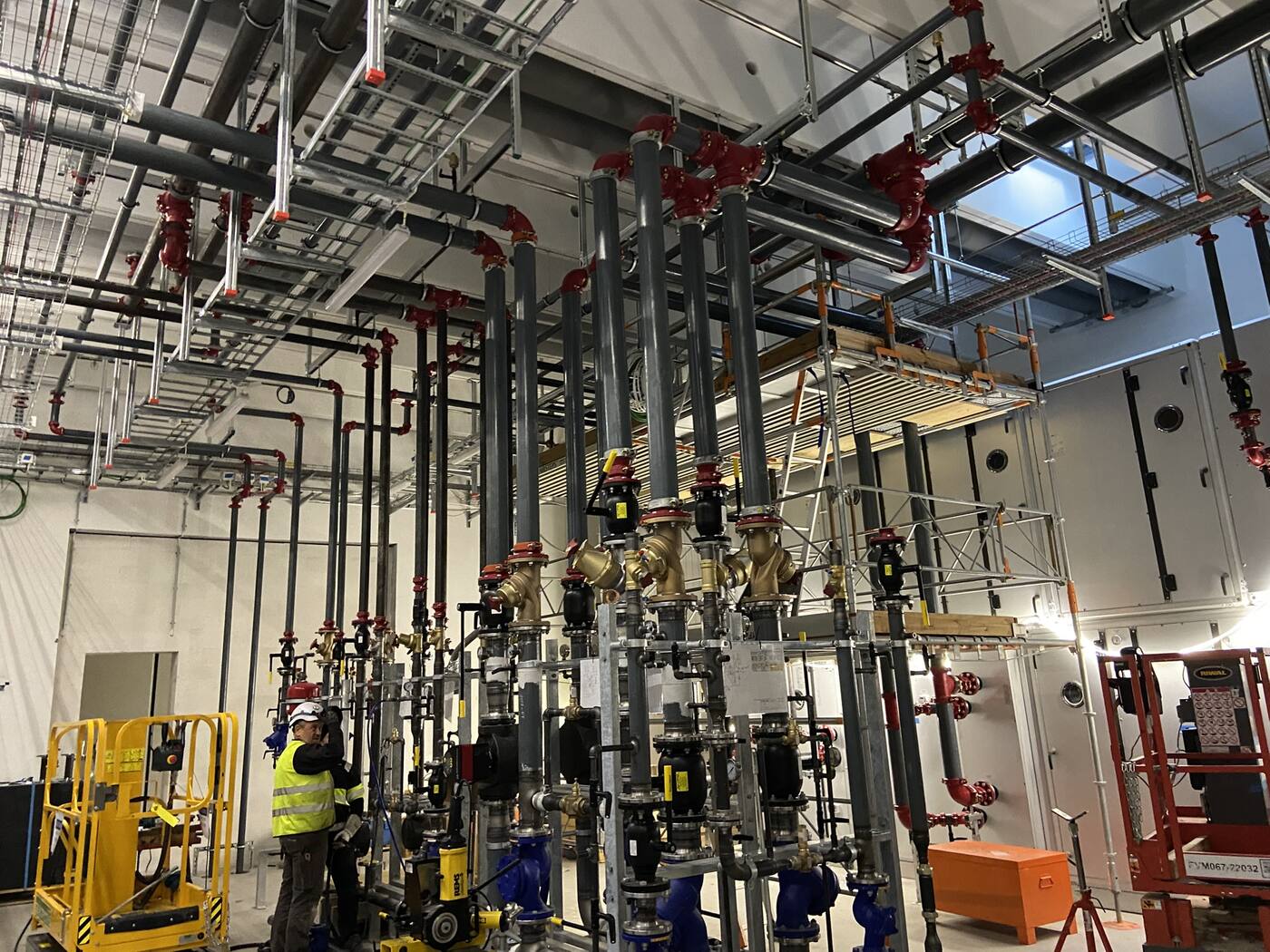 Tekniske installationer og rørføringer under udførelse på et byggeprojekt