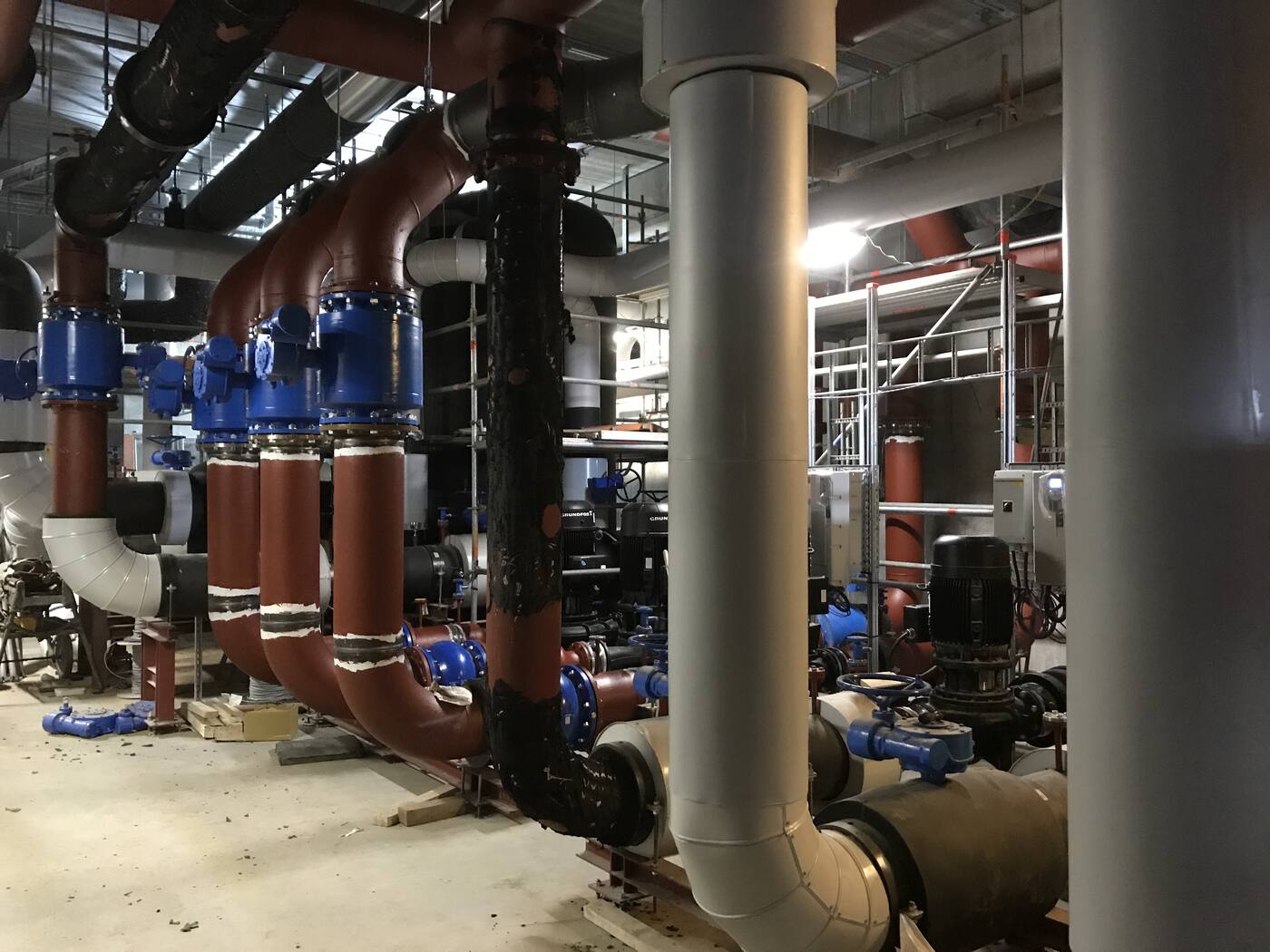 Store rørinstallationer i et teknikrum